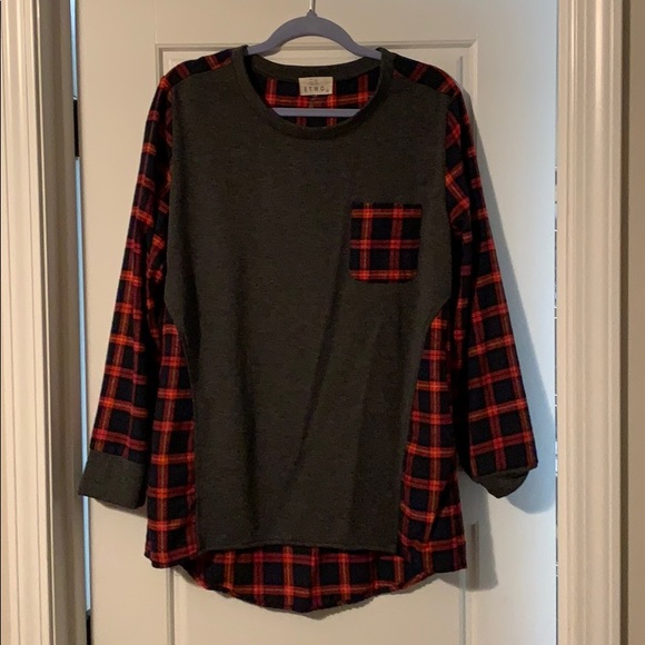 etwo Tops - Grey and red plaid sweatshirt